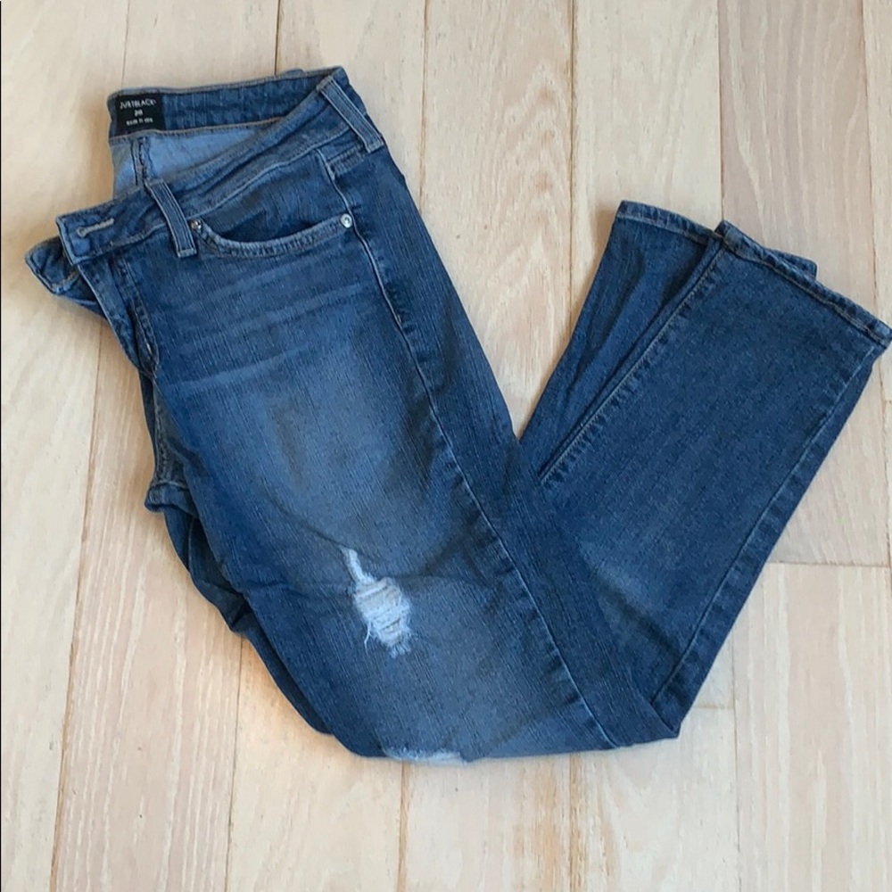 Mid Rise skinny  jeans w/ distressing in leg